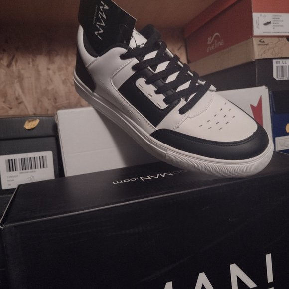 Men's stylish low cut running shoes Special Price $40. - Picture 1 of 3